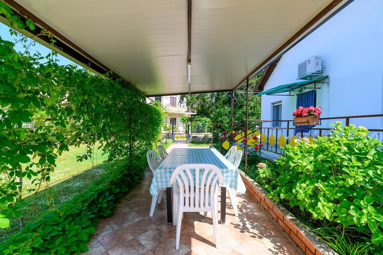 Apartments By The Sea Banjole, Pula - 2229