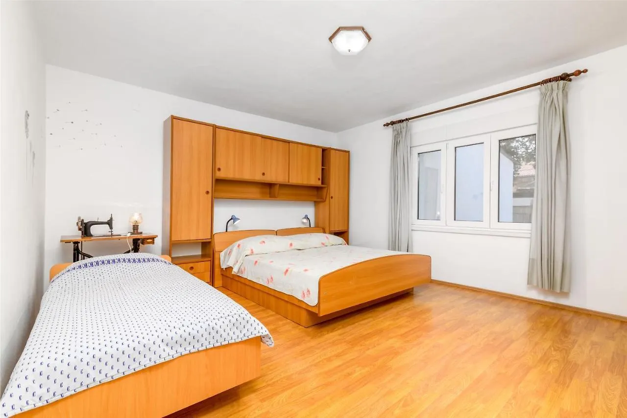 Apartments By The Sea Banjole, Pula - 2229