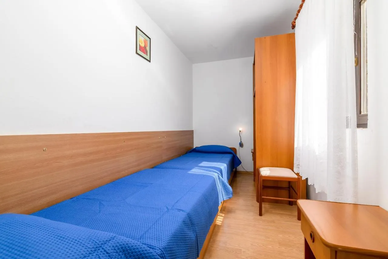 Apartments By The Sea Banjole, Pula - 2229