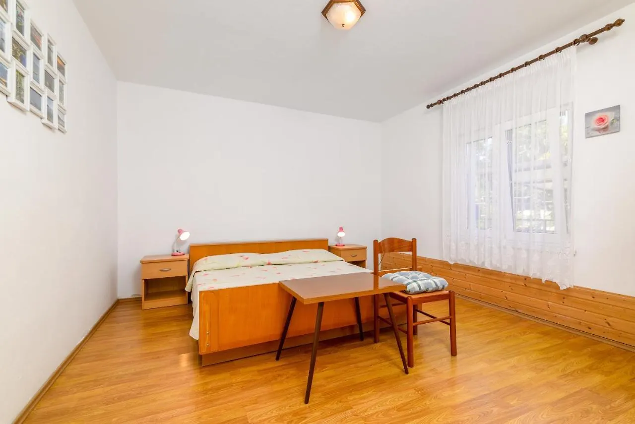 Apartments By The Sea Banjole, Pula - 2229