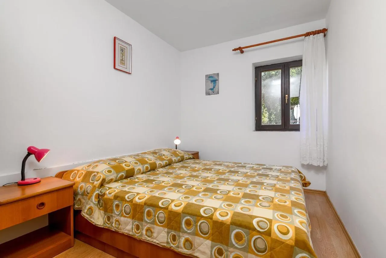 Apartments By The Sea Banjole, Pula - 2229 0*,