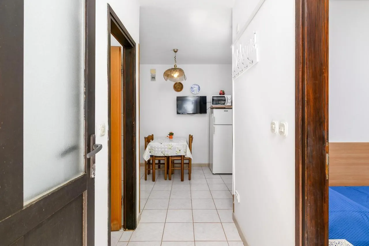 Apartments By The Sea Banjole, Pula - 2229