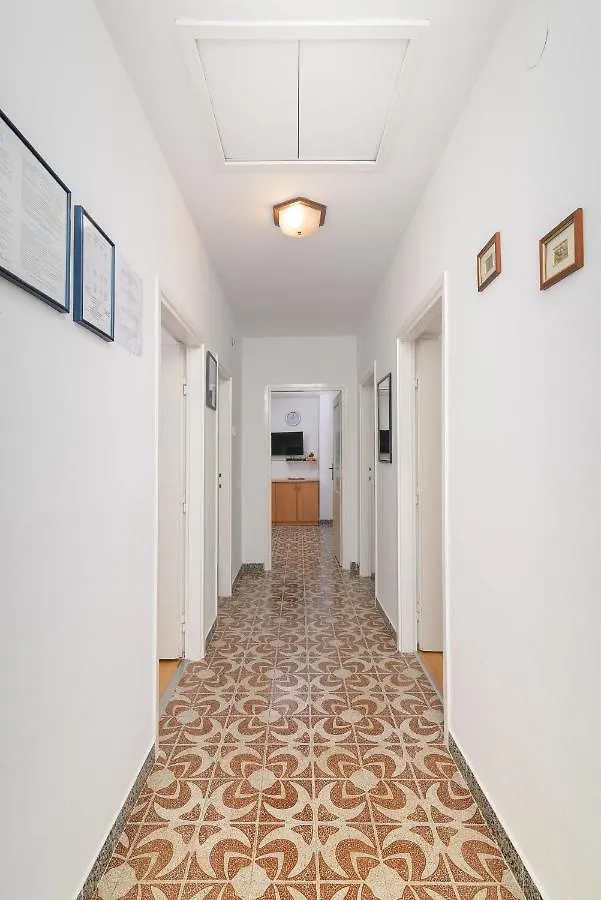 Apartments By The Sea Banjole, Pula - 2229