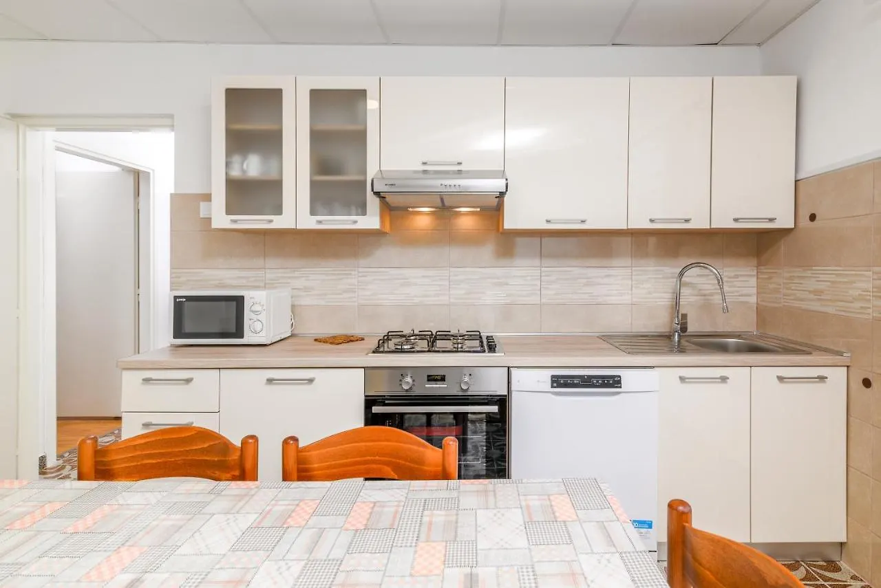 Apartments By The Sea Banjole, Pula - 2229